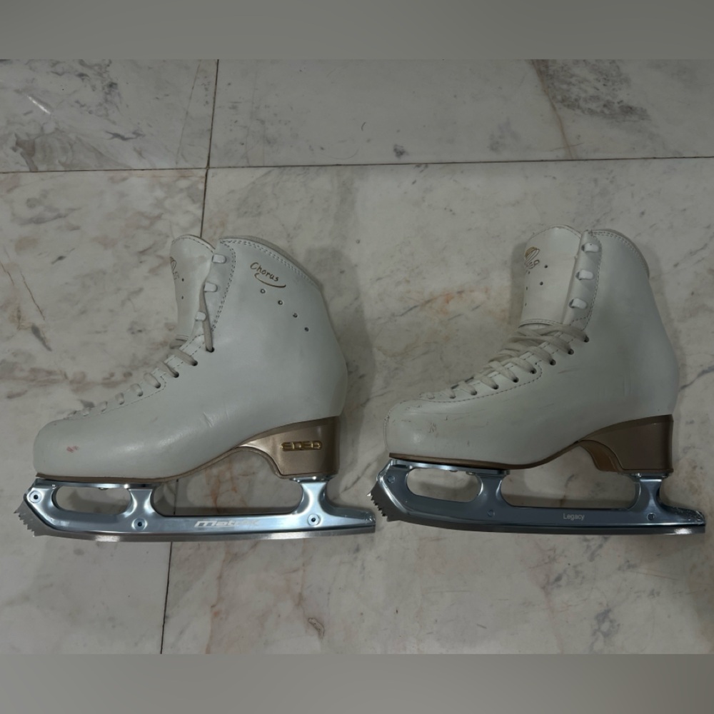 Edea Chorus Figure Skates 240 WITH GUARDS